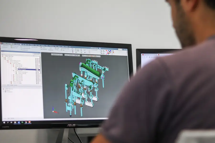 Conjunto de molde modelado em 3D no software de projeto, visto por cima do ombro do projetista