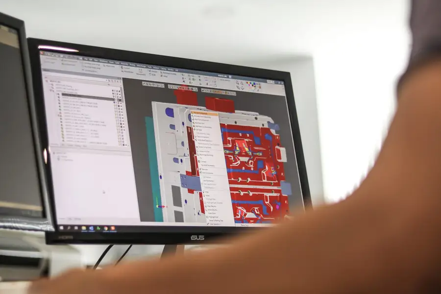 Placa de molde em 3D no software de projeto, com menu de operações aberto